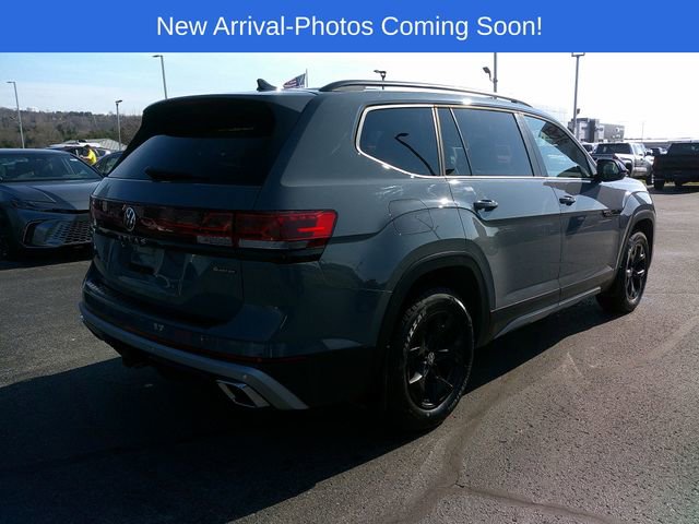 Used 2024 Volkswagen Atlas Peak Edition SEL AWD/4WD image 2