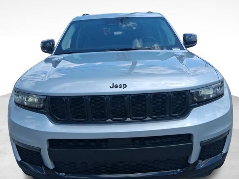 Used 2023 Jeep Grand Cherokee L Limited w/ Black Appearance Package AWD/4WD image 8
