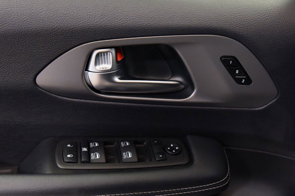 Used 2025 Chrysler Pacifica Select FWD image 17