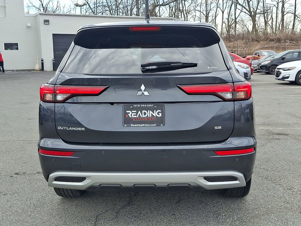 Used 2024 Mitsubishi Outlander SE Black Edition image 6