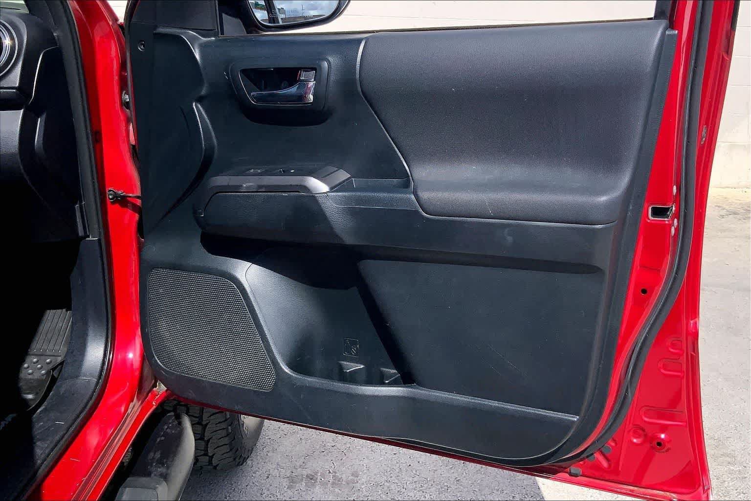 Used 2017 Toyota Tacoma TRD Sport RWD image 28