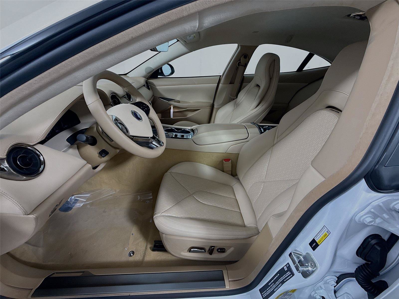 New 2025 Karma Revero Luxury RWD image 2