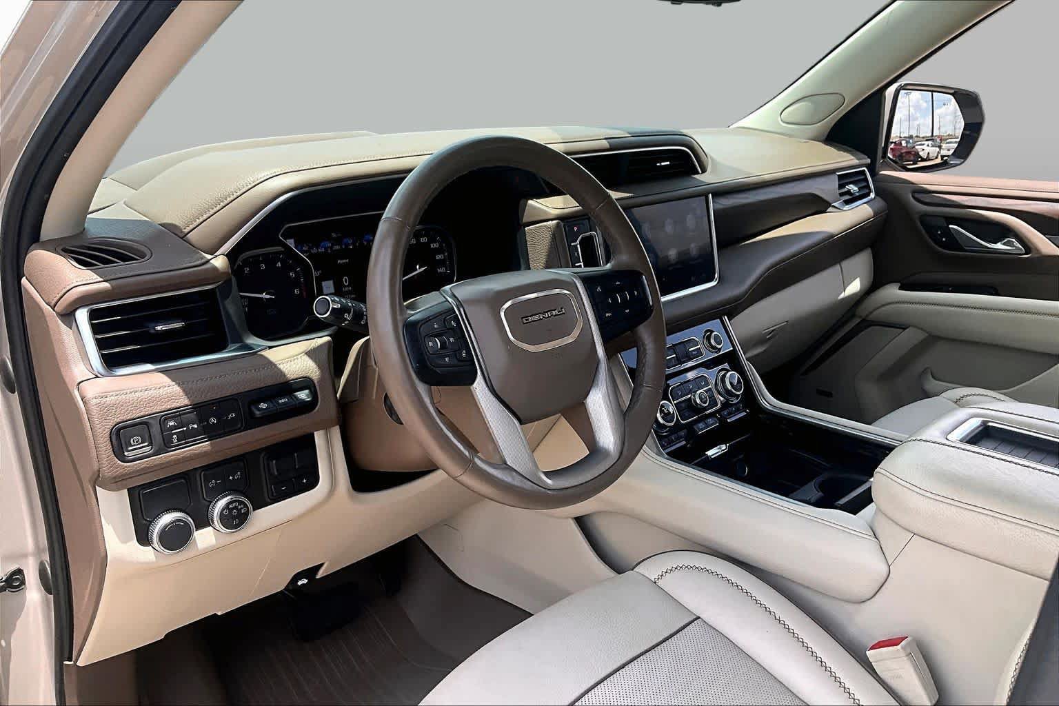 Used 2021 GMC Yukon XL Denali w/ Denali Premium Package RWD image 18