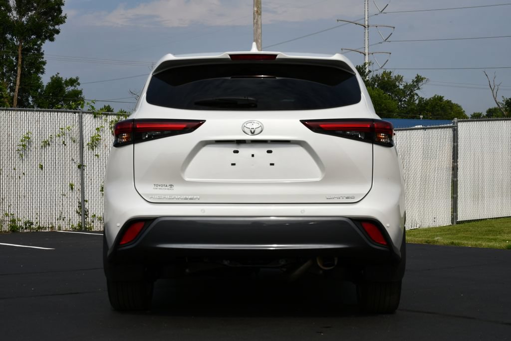 Used 2024 Toyota Highlander Limited FWD image 6