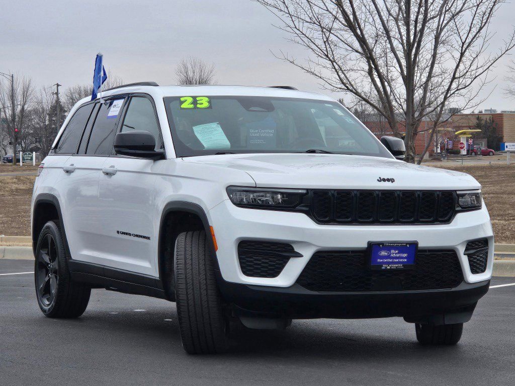Used 2023 Jeep Grand Cherokee Altitude image 4