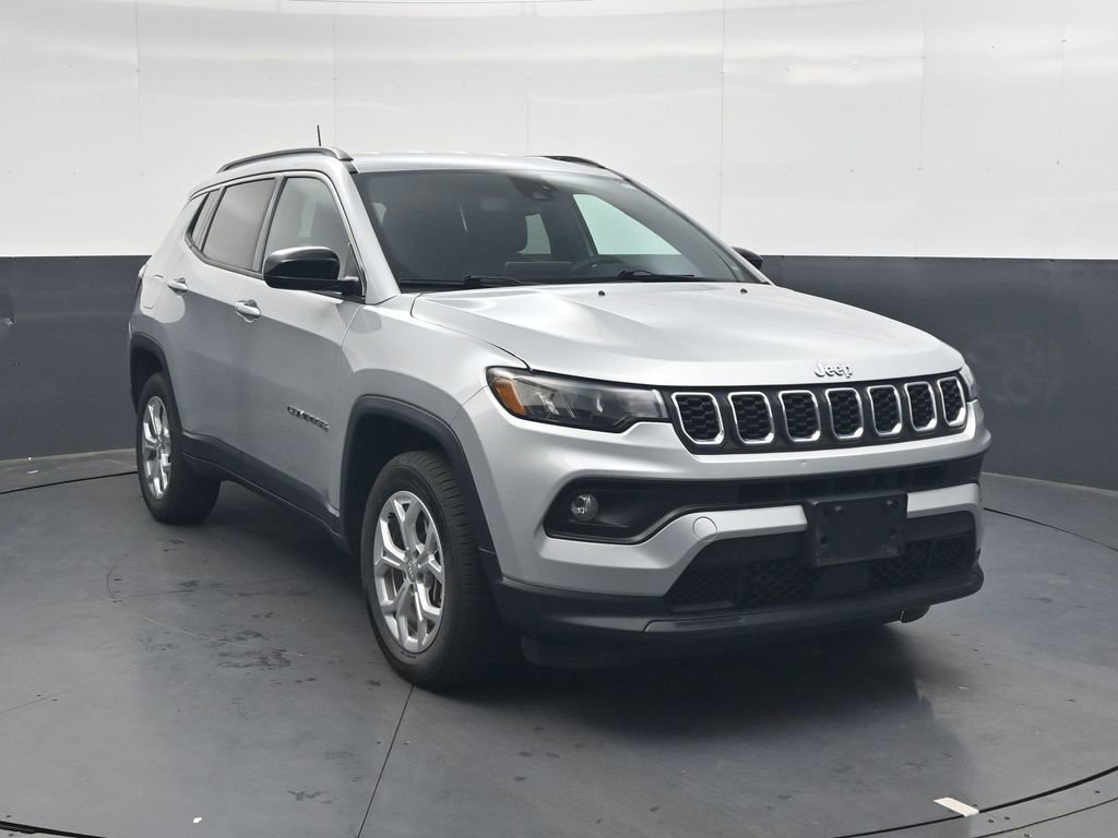 Used 2024 Jeep Compass Latitude AWD/4WD image 2