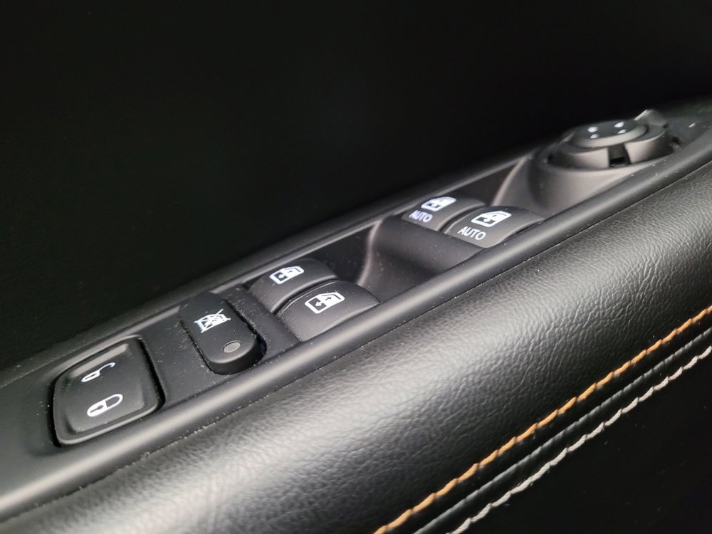 Used 2018 Jeep Compass Latitude w/ Popular Equipment Group FWD image 27