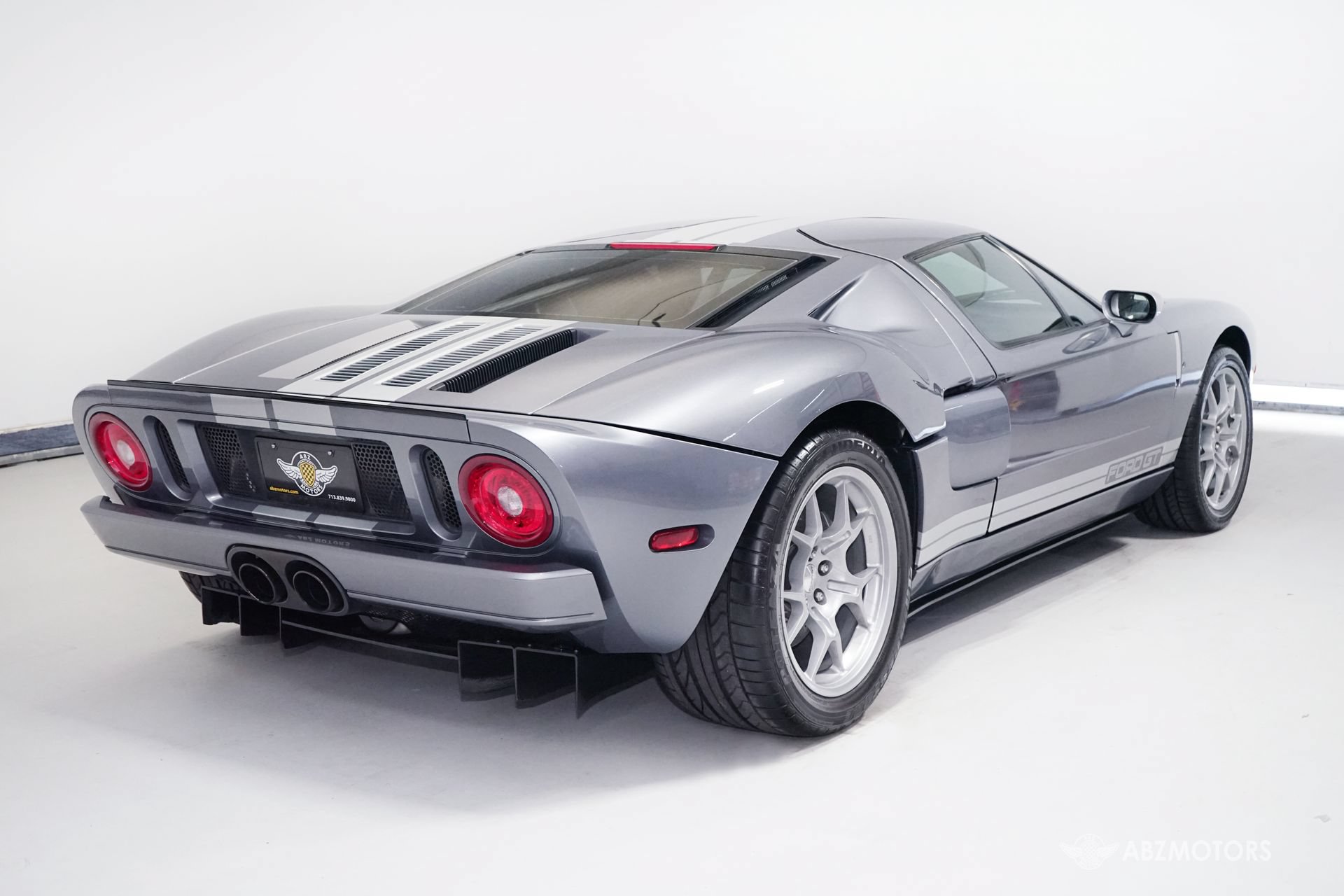 Used 2006 Ford GT RWD image 5
