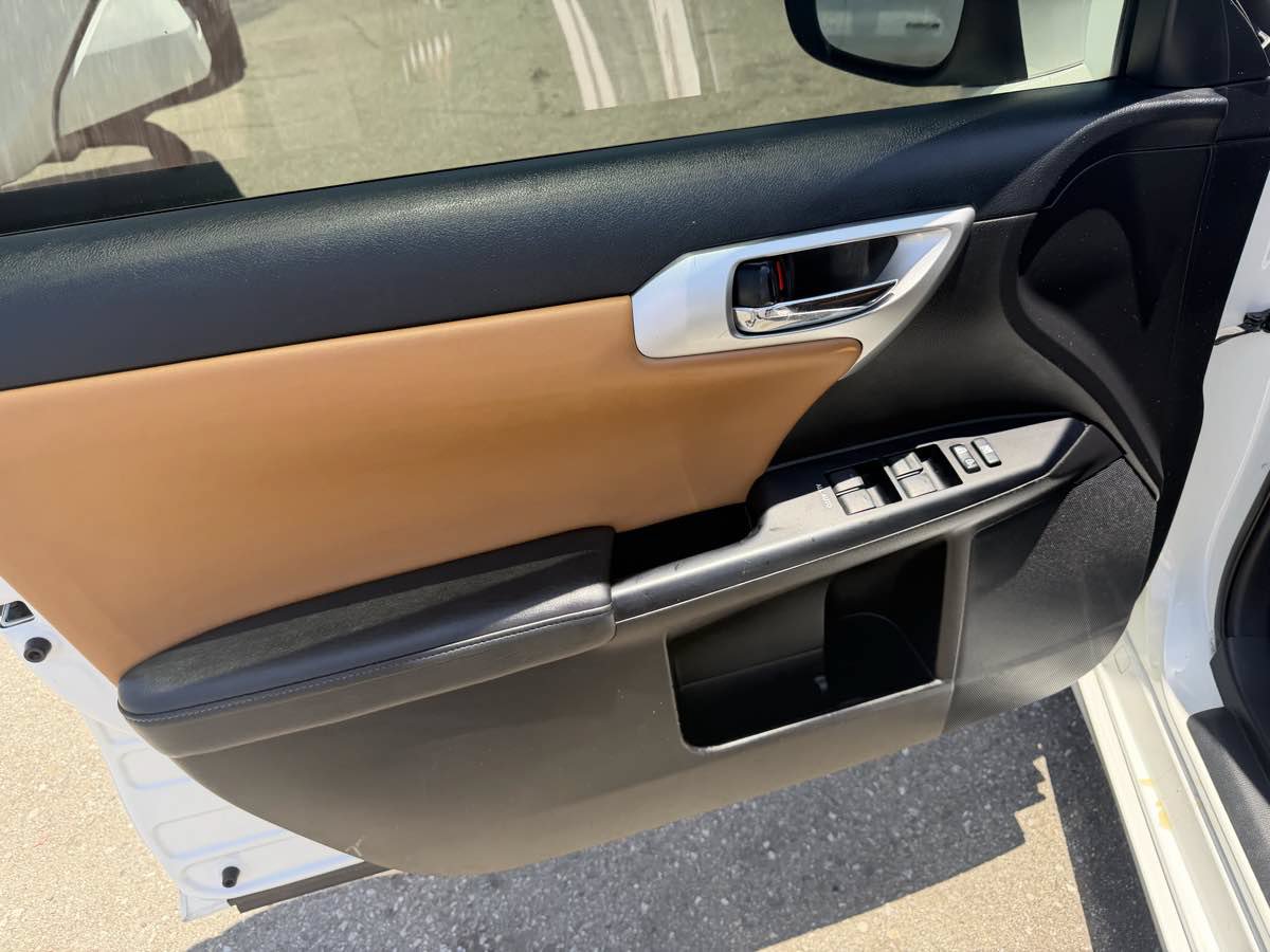 Used 2013 Lexus CT 200h FWD image 9