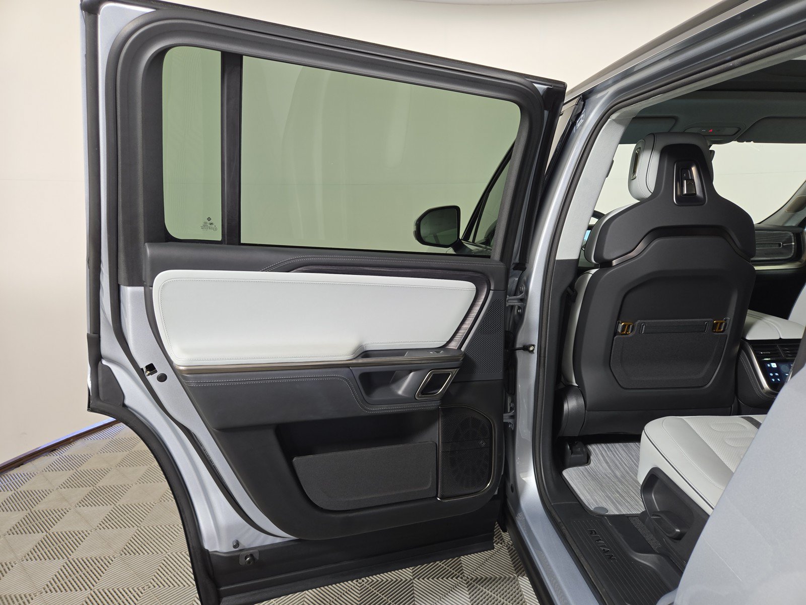 Used 2024 Rivian R1S Adventure AWD/4WD image 17