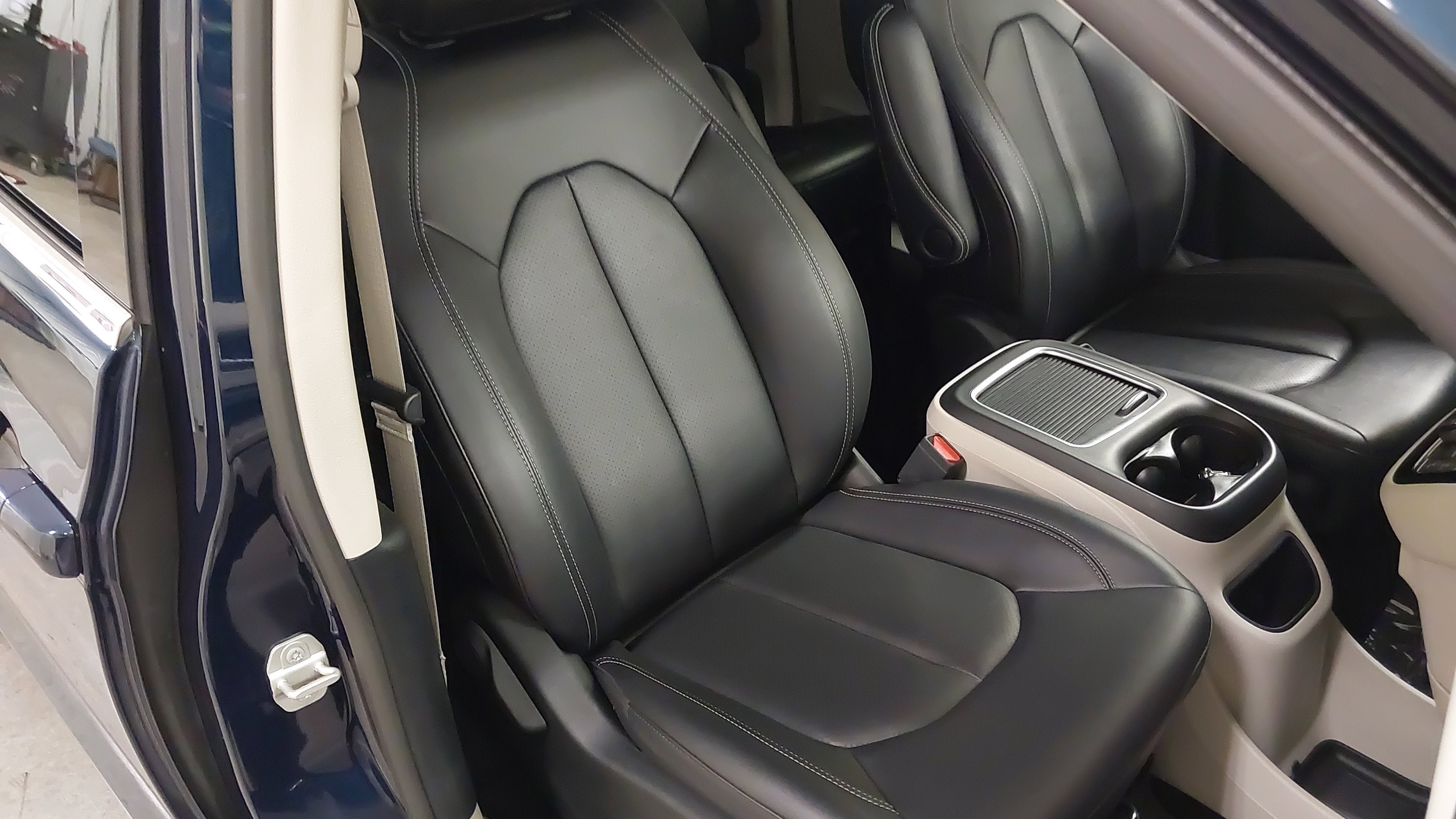 Used 2024 Chrysler Pacifica Touring-L FWD image 27