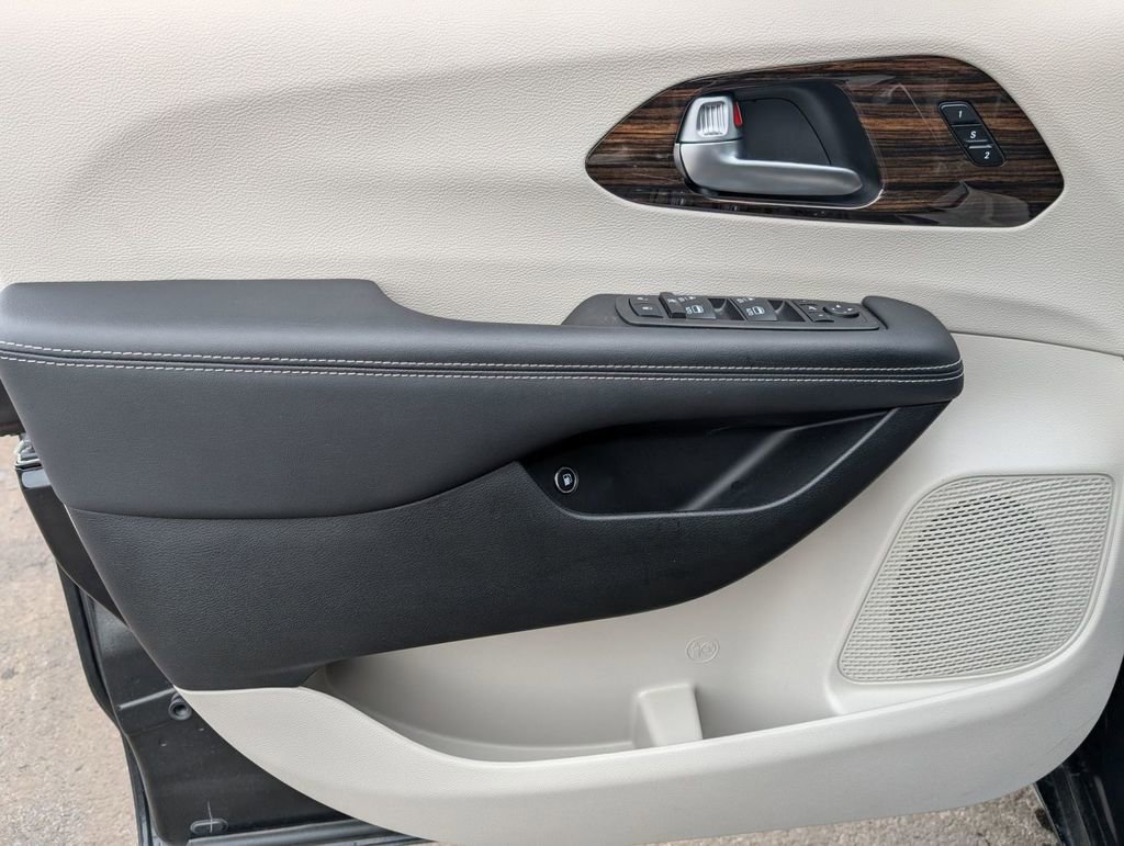 Used 2023 Chrysler Pacifica Limited image 22