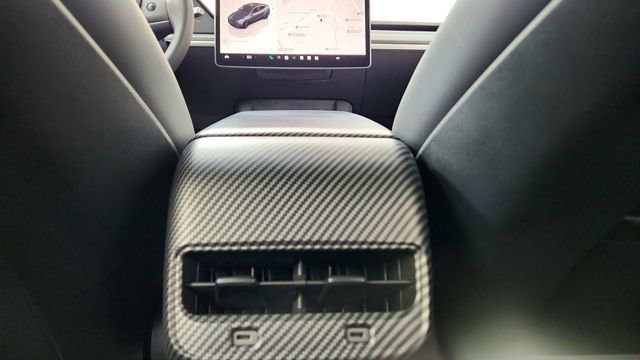 Used 2025 Tesla Model Y Performance image 54