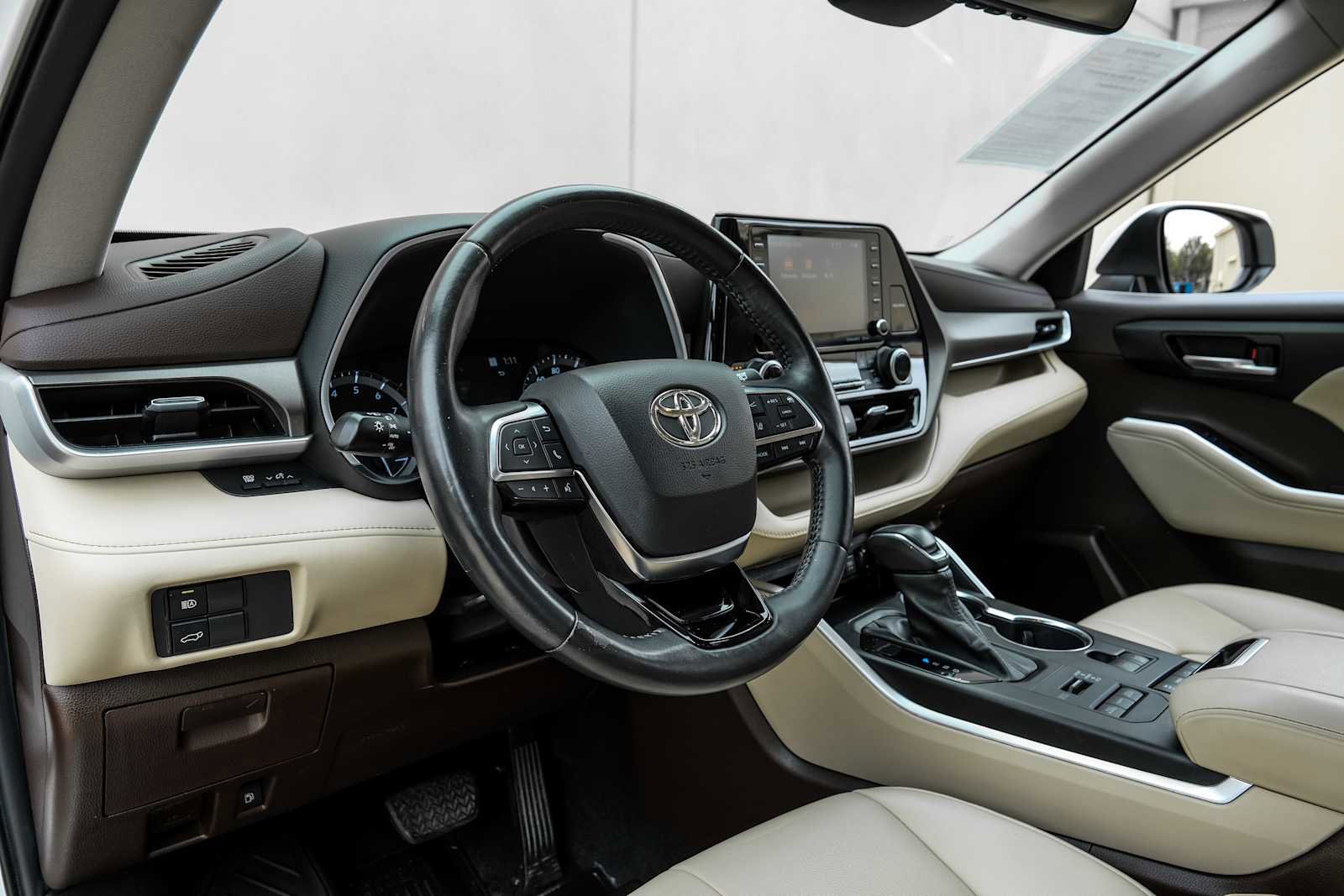 Used 2021 Toyota Highlander XLE image 3