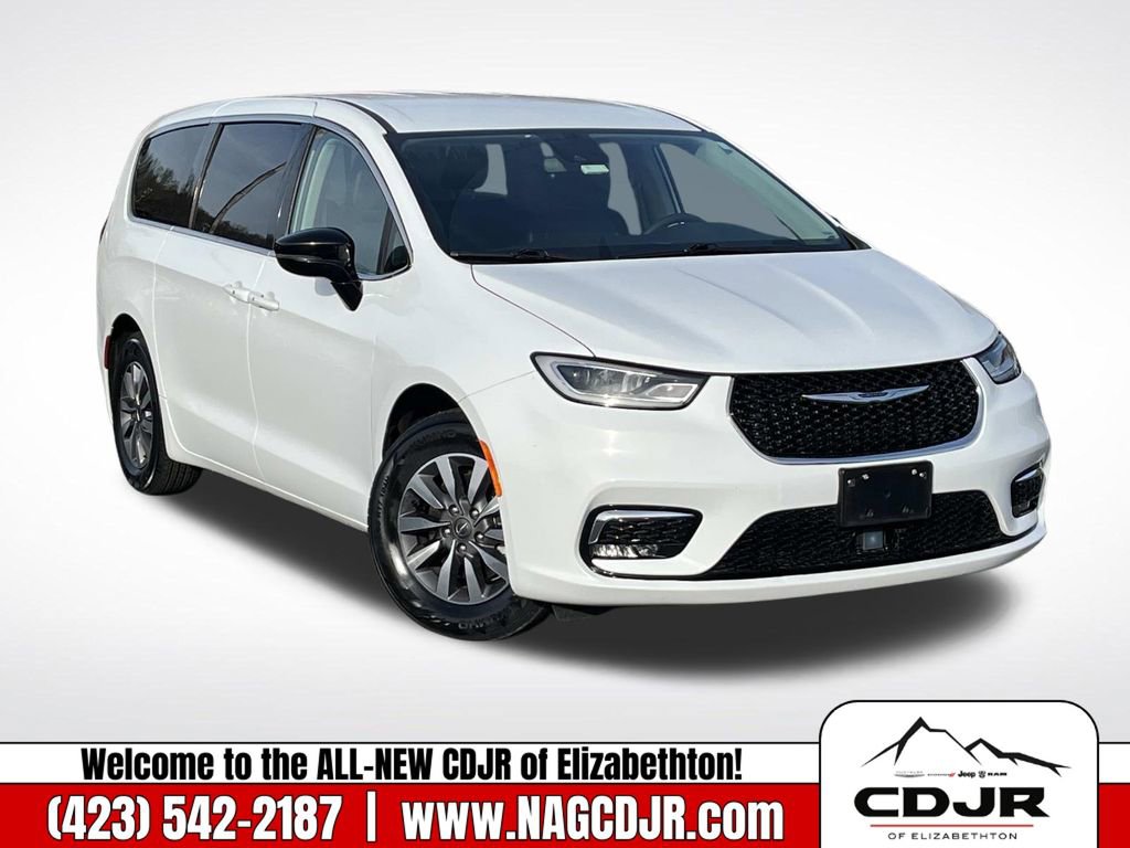 Used 2024 Chrysler Pacifica Select image 1