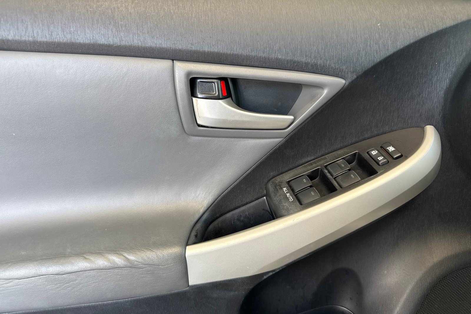 Used 2015 Toyota Prius Five FWD image 12
