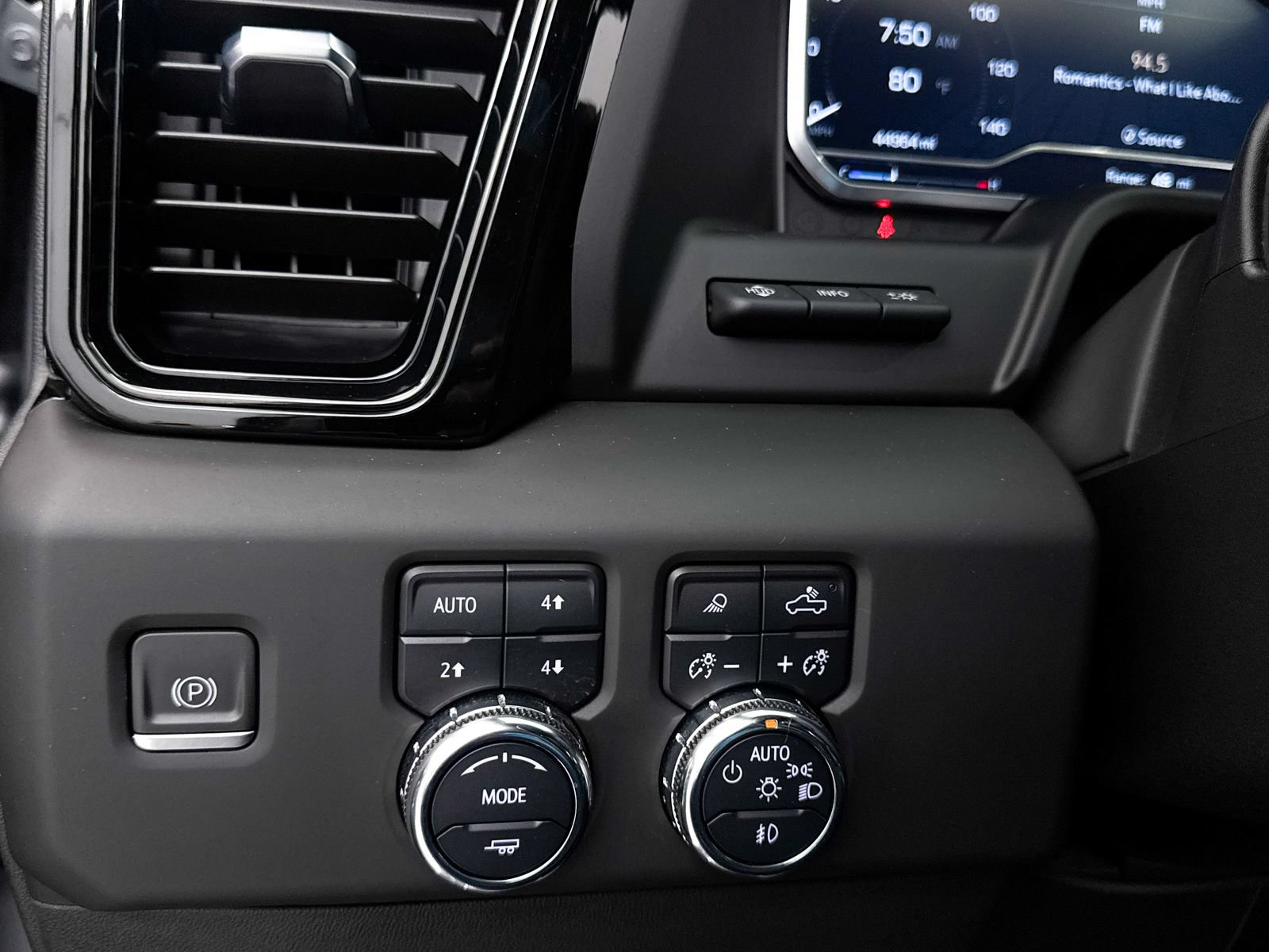 Used 2023 GMC Sierra 1500 AT4 w/ AT4 Premium Package AWD/4WD image 10