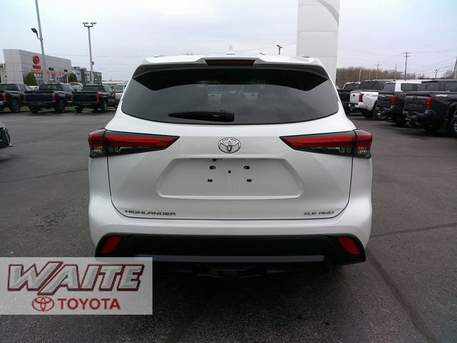 Used 2023 Toyota Highlander XLE image 3