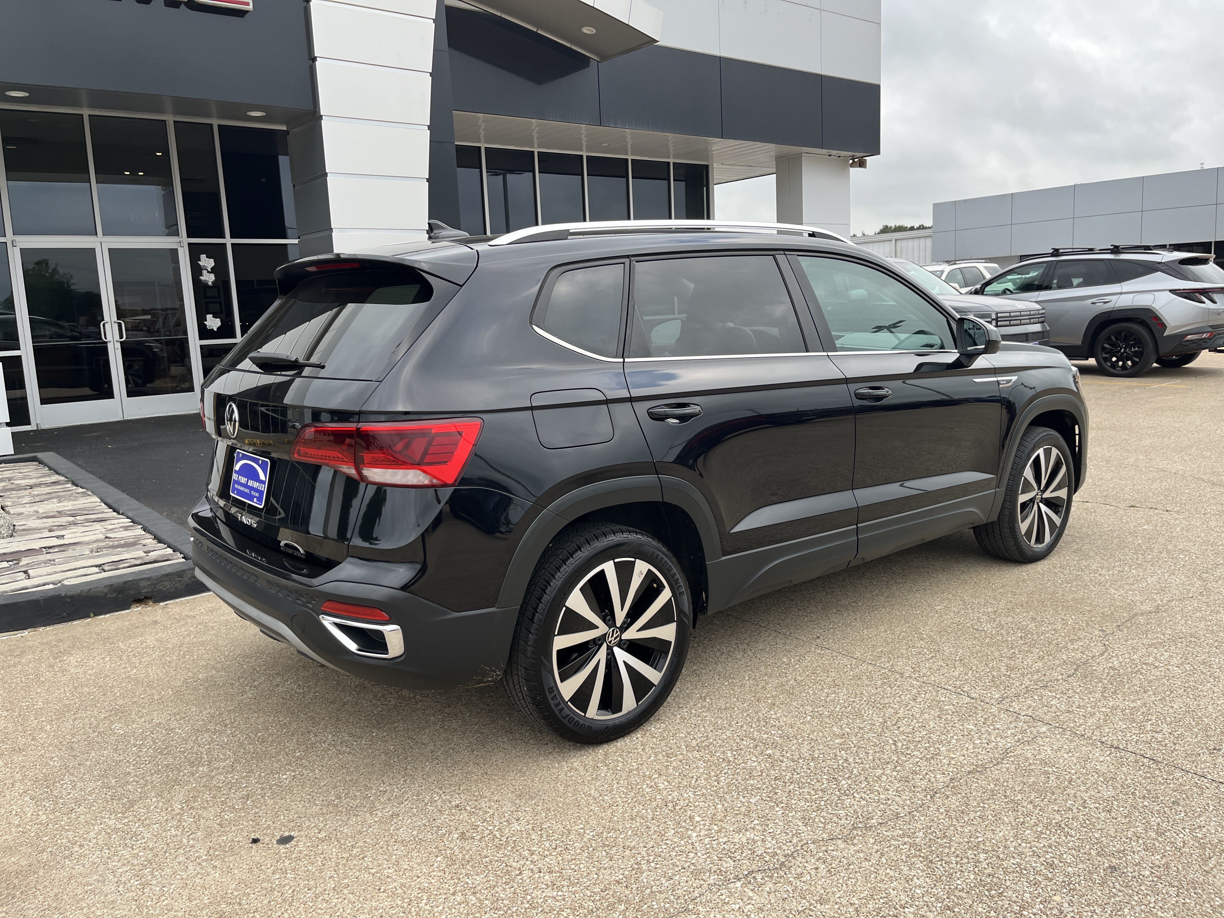 Used 2024 Volkswagen Taos SE FWD image 3