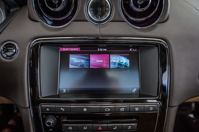 Used 2016 Jaguar XJ R-Sport RWD image 31
