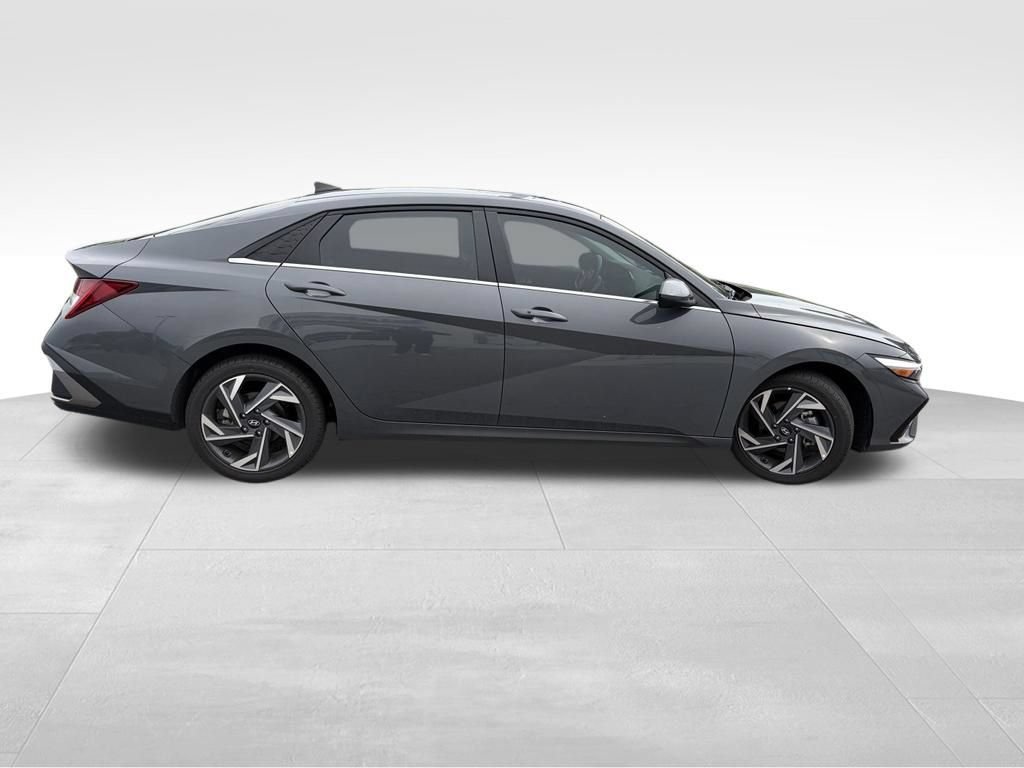 Used 2025 Hyundai Elantra SEL FWD image 12