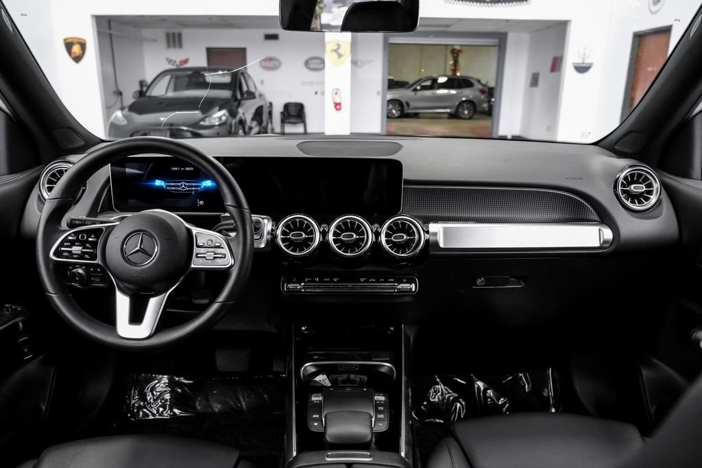 Used 2021 Mercedes-Benz GLB 250 w/ Premium Package image 16
