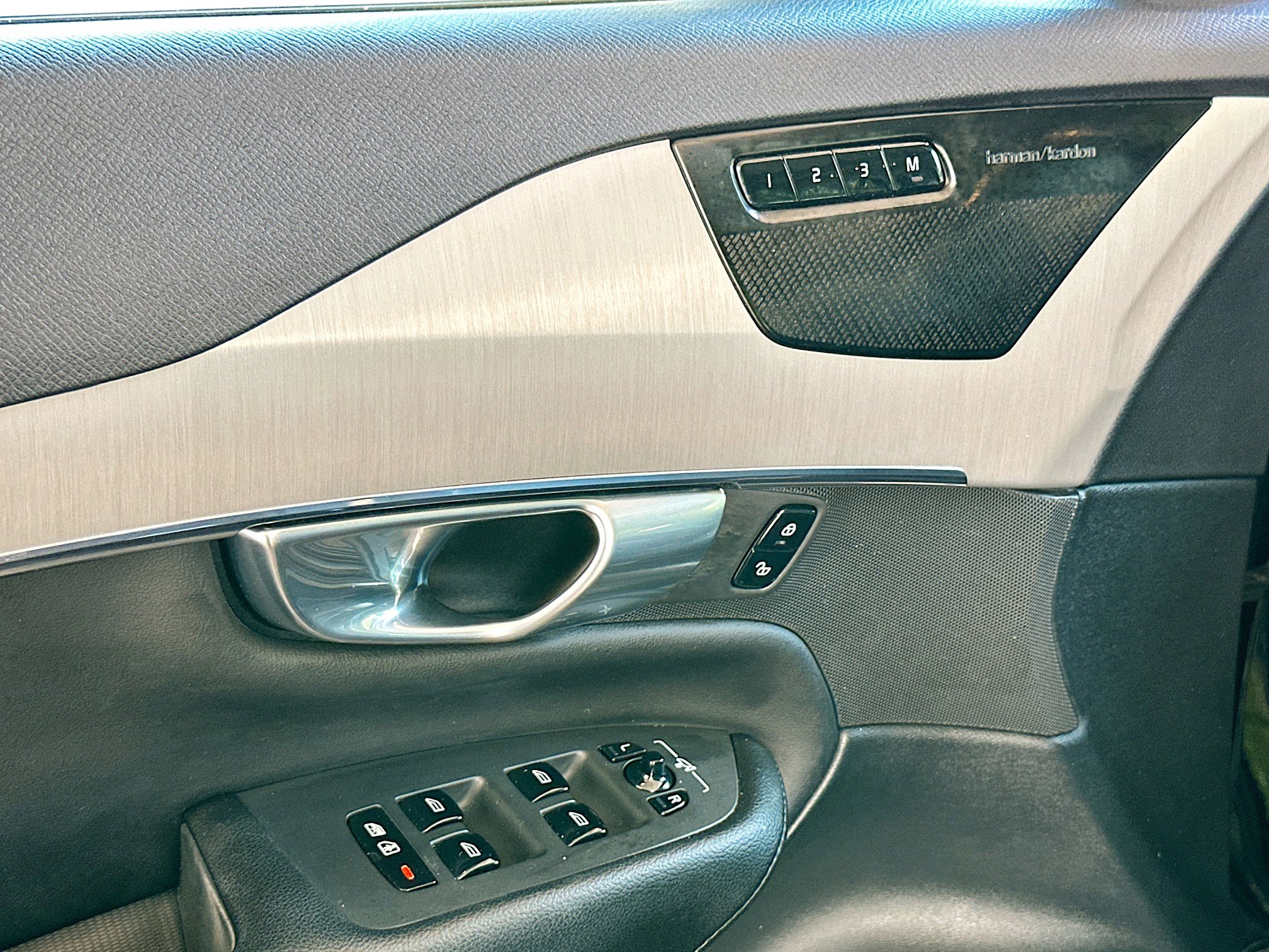 Used 2021 Volvo XC90 T5 Momentum image 16