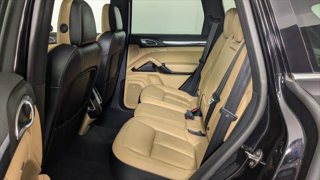 Used 2016 Porsche Cayenne w/ Premium Package AWD/4WD image 16