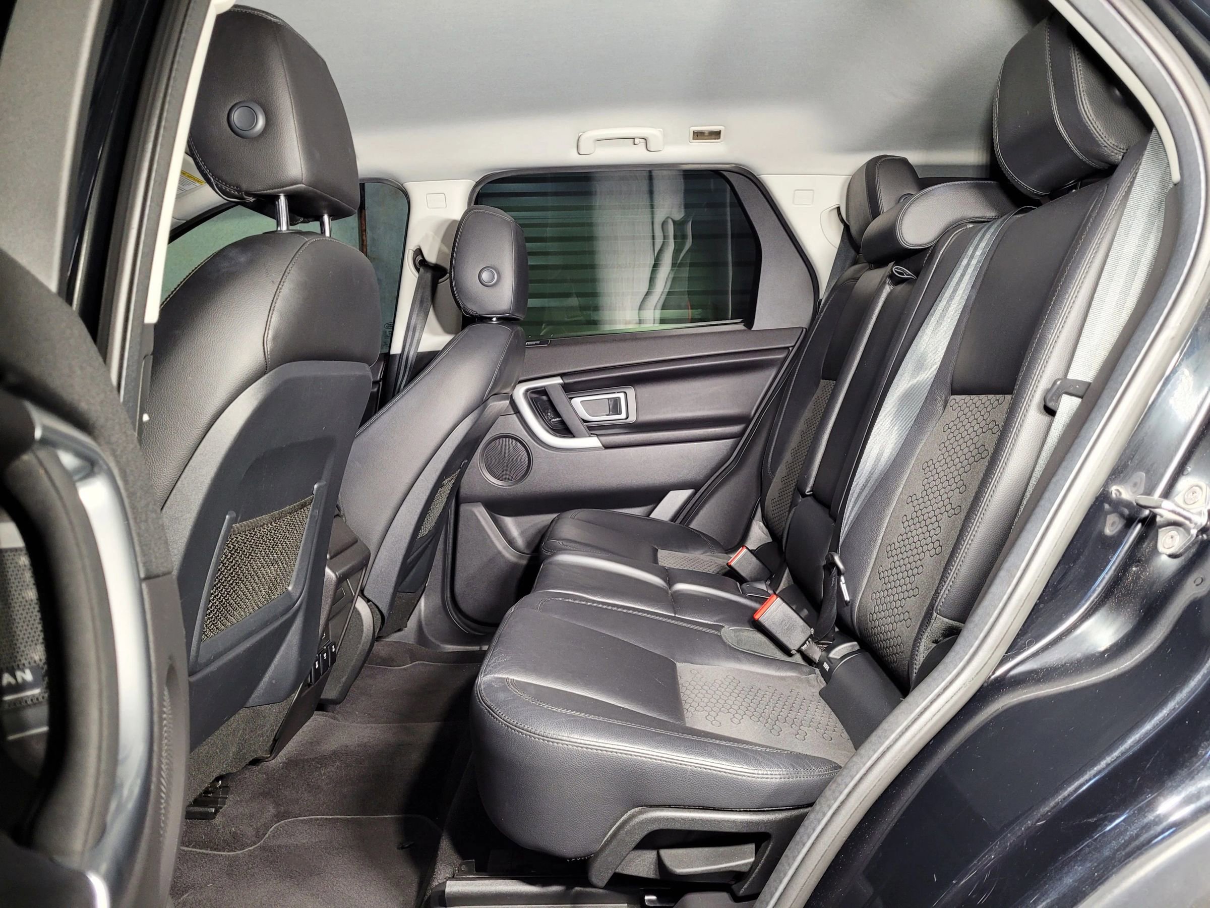 Used 2017 Land Rover Discovery Sport SE image 30