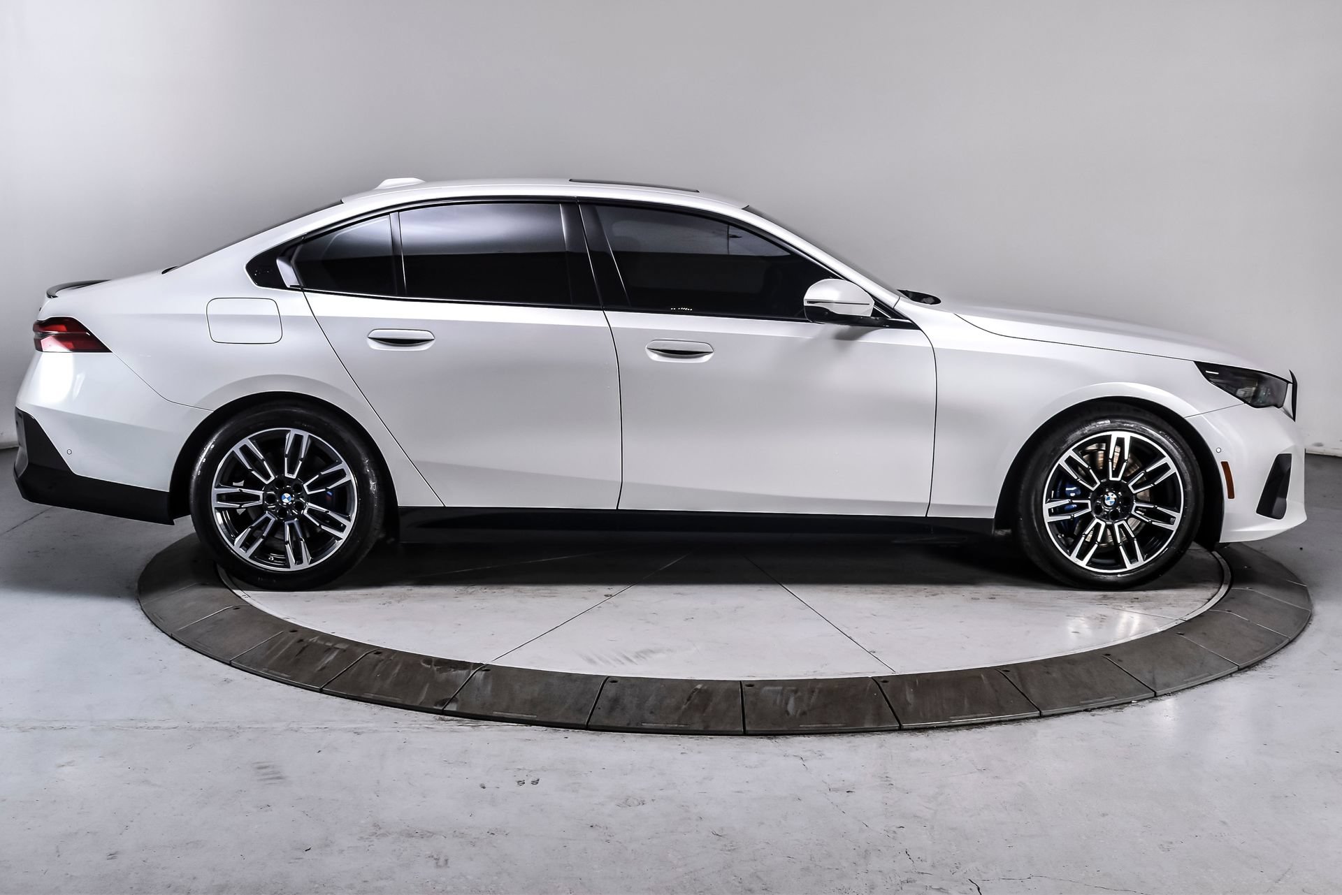 Used 2024 BMW 530i xDrive w/ M Sport Package AWD/4WD image 7