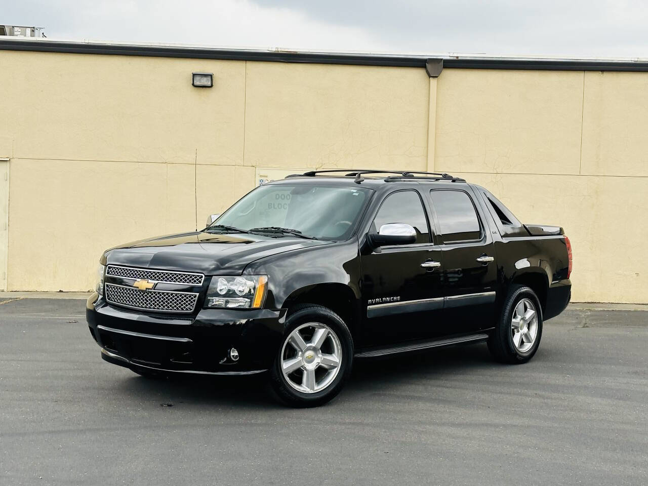 Used 2012 Chevrolet Avalanche LTZ image 3