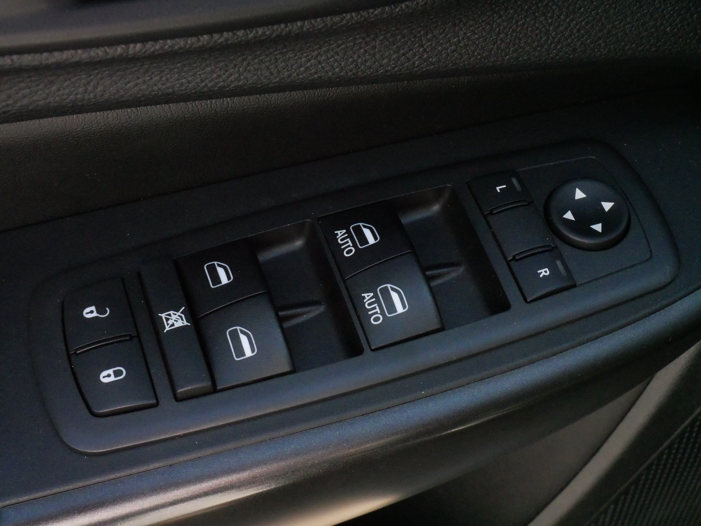 Used 2019 Jeep Cherokee Trailhawk AWD/4WD image 19