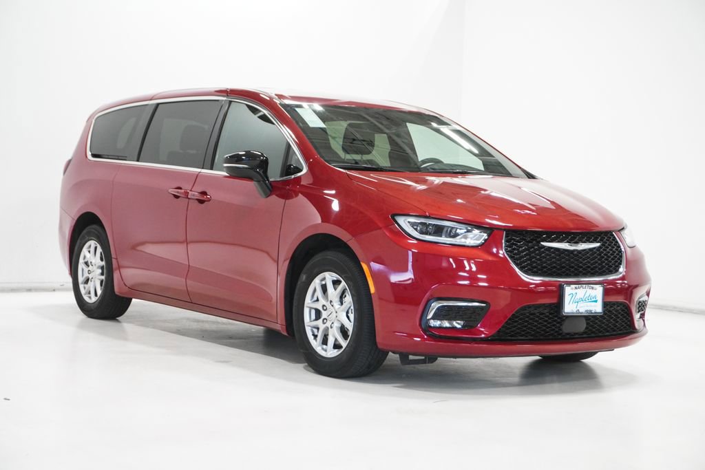 Used 2025 Chrysler Pacifica Select image 4