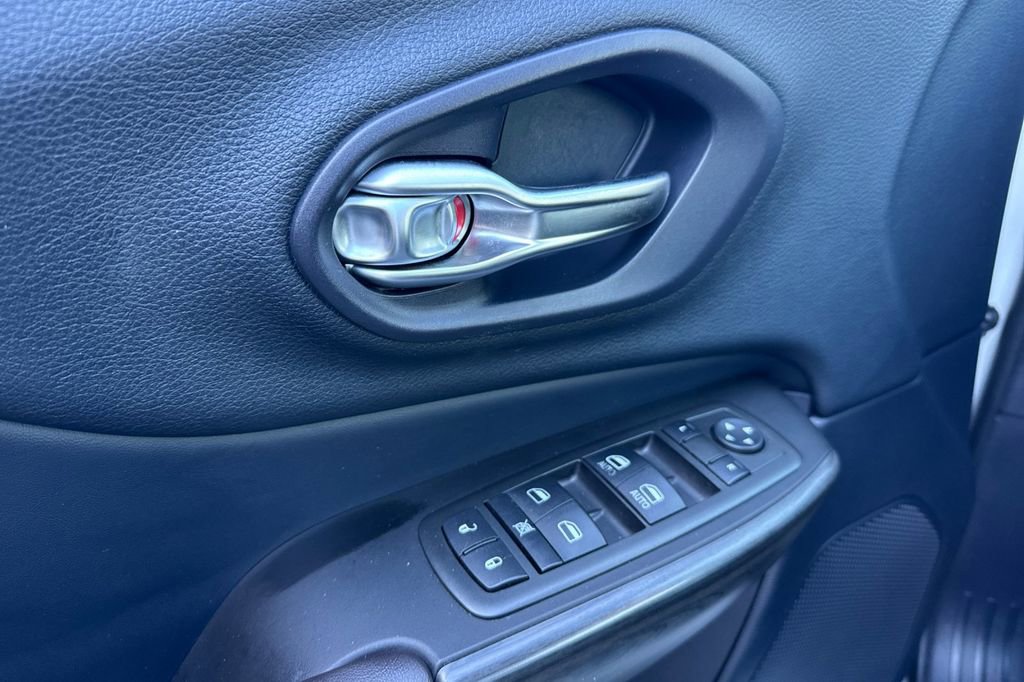 Used 2014 Jeep Cherokee Limited w/ Technology Group image 10