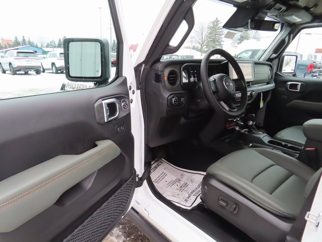 New 2026 Jeep Gladiator Mojave w/ Technology Group image 18
