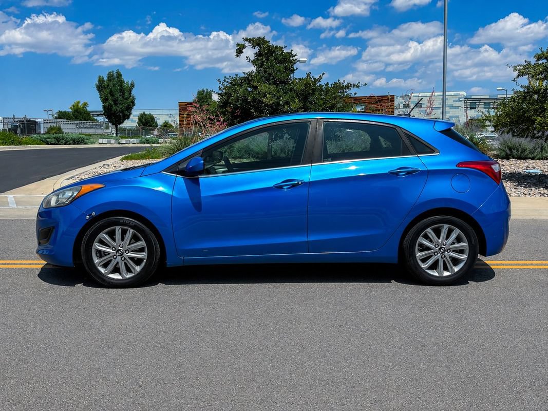 Used 2017 Hyundai Elantra GT FWD image 2