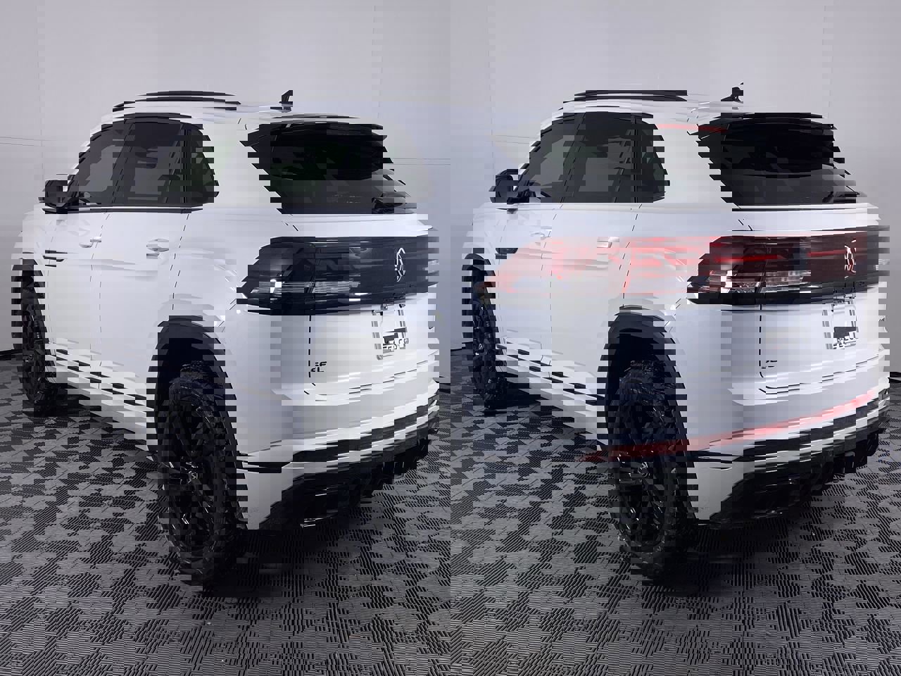 Used 2025 Volkswagen Atlas Cross Sport SEL R-Line image 19