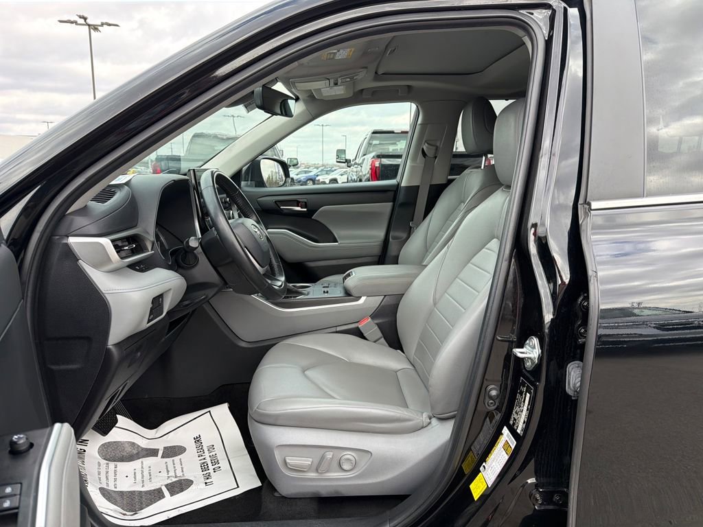Used 2023 Toyota Highlander XLE FWD image 26