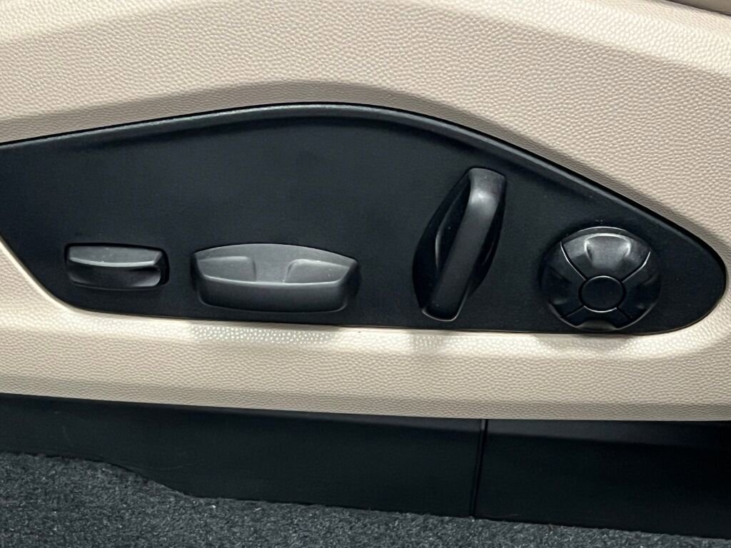 Certified 2025 Porsche Macan Electric image 38