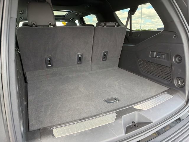 Used 2025 Chevrolet Suburban High Country AWD/4WD image 11