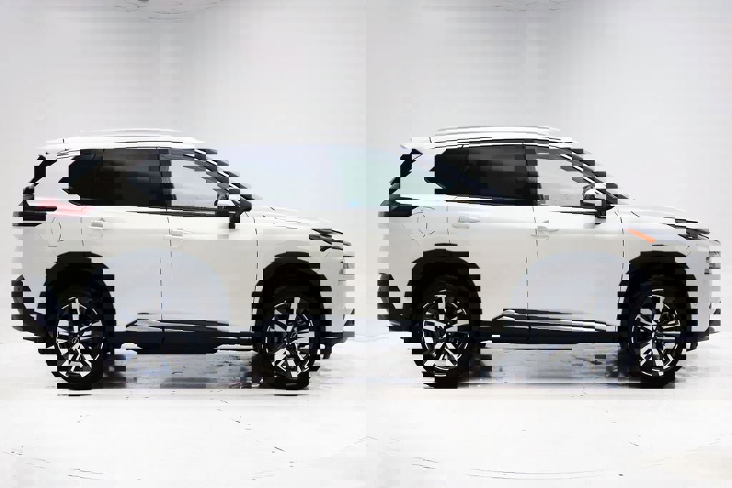 Used 2023 Nissan Rogue SL w/ SL Premium Package image 3