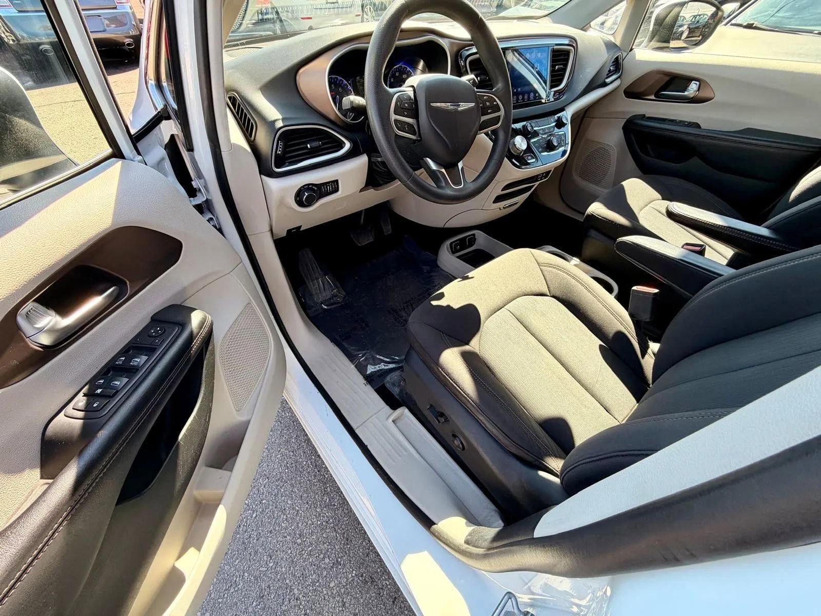 Used 2017 Chrysler Pacifica Touring w/ Tire & Wheel Group image 13