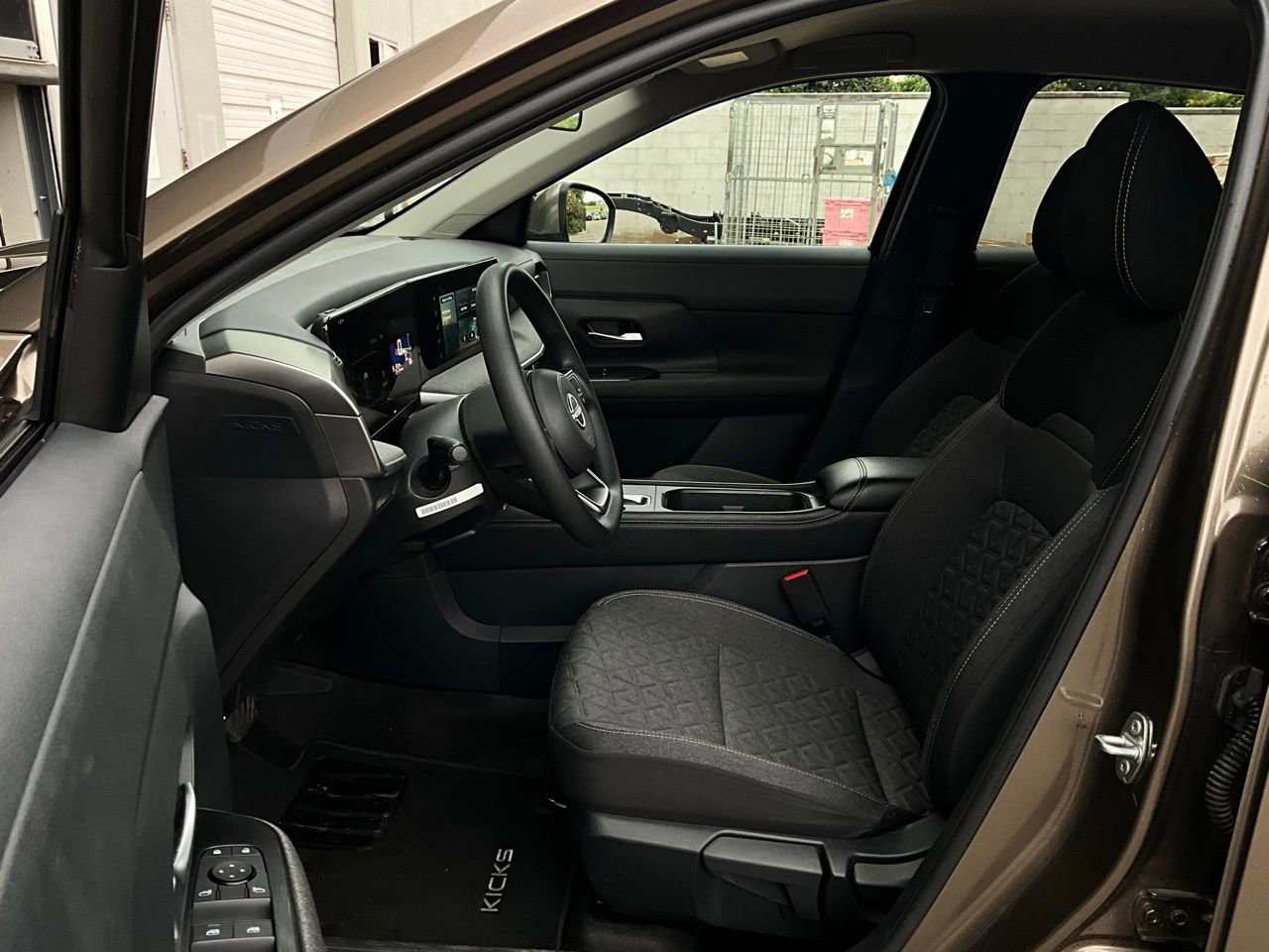 Used 2025 Nissan Kicks SV image 10