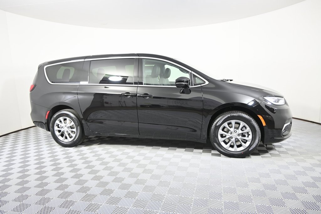 New 2026 Chrysler Pacifica Select image 8