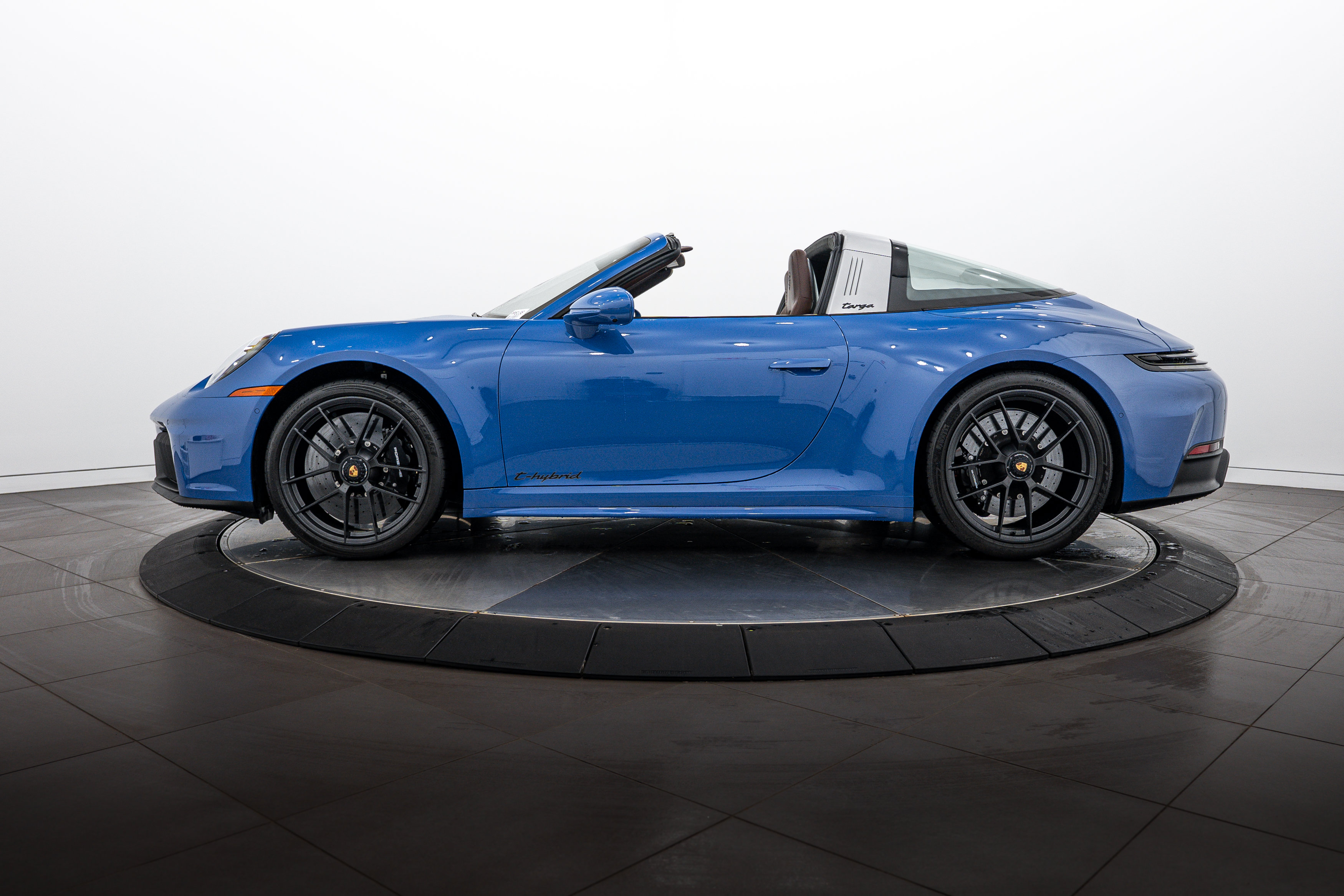 Certified 2025 Porsche 911 Targa 4 GTS AWD/4WD image 2