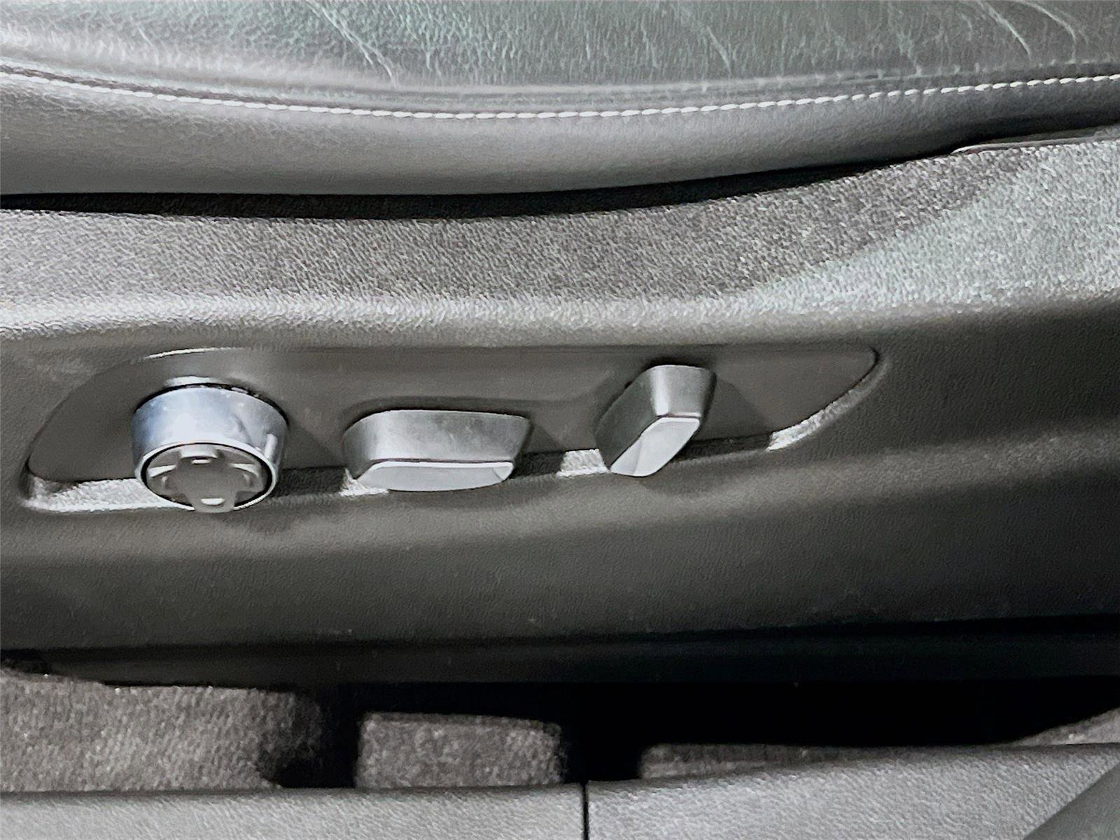 Used 2025 Cadillac XT4 Premium Luxury image 19