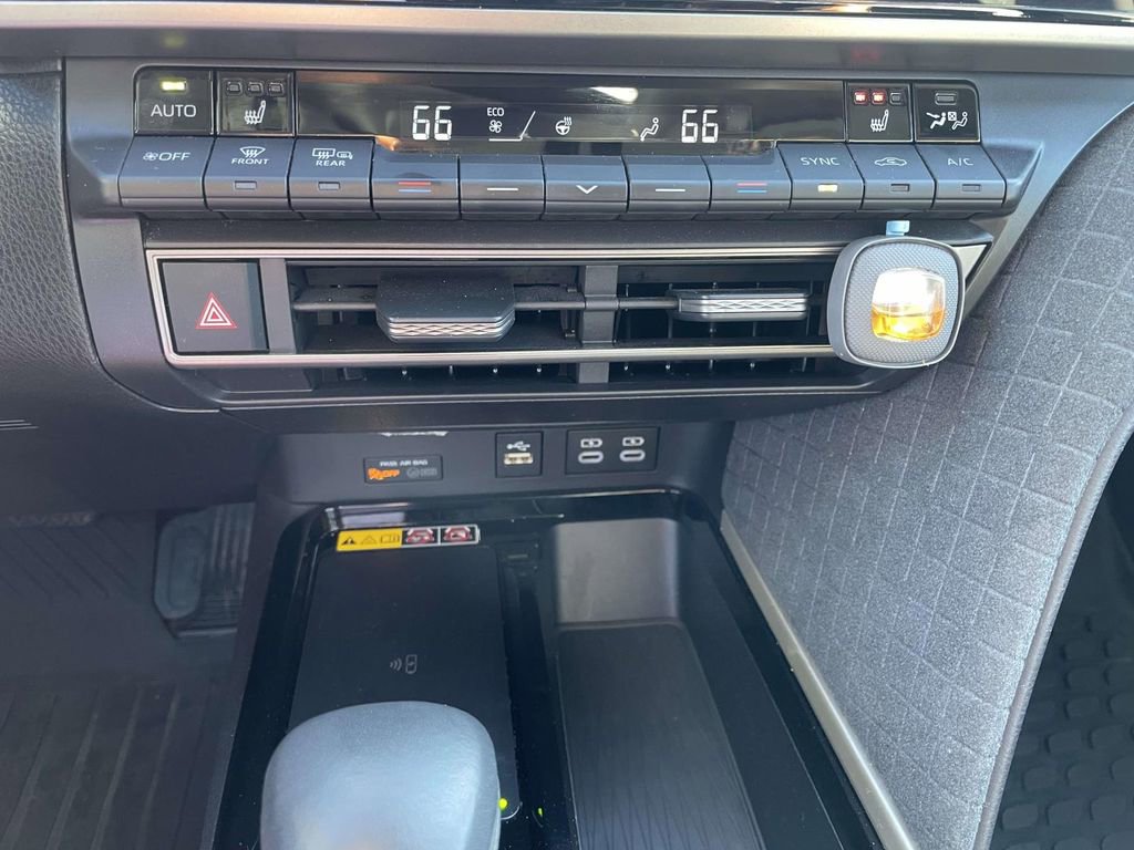 Used 2025 Toyota Camry XLE image 28