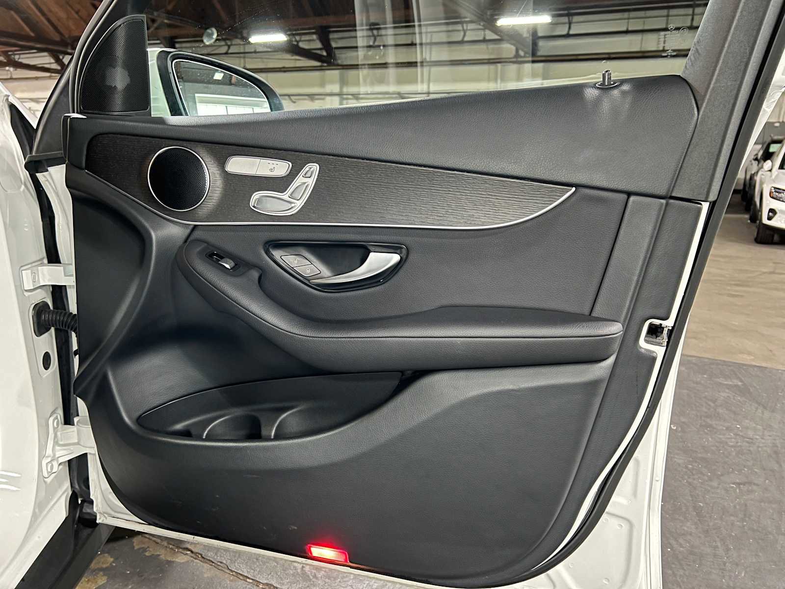 Used 2020 Mercedes-Benz GLC 300 4MATIC image 10
