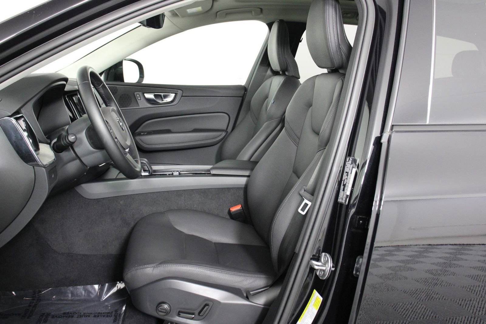 Certified 2025 Volvo XC60 B5 Plus AWD/4WD image 31