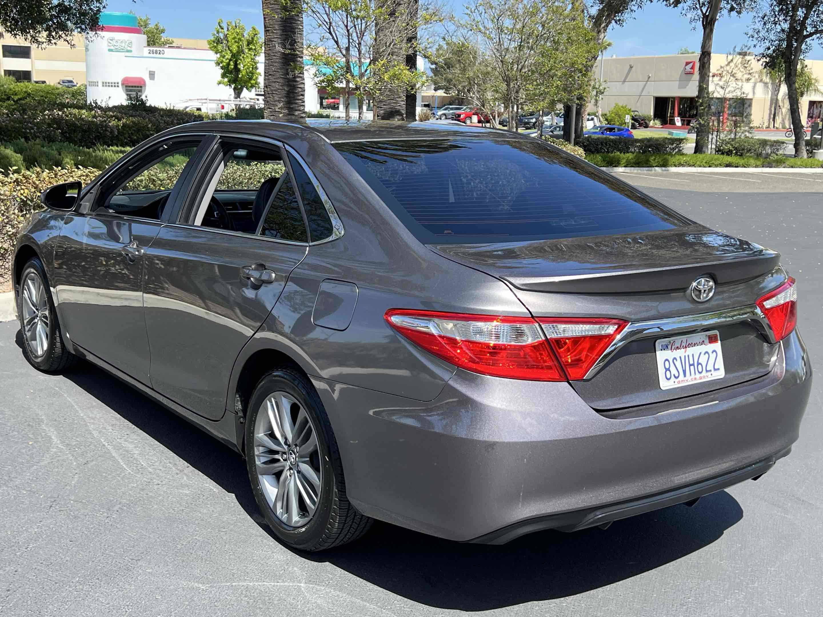 Used 2017 Toyota Camry SE w/ Moonroof Package FWD image 2
